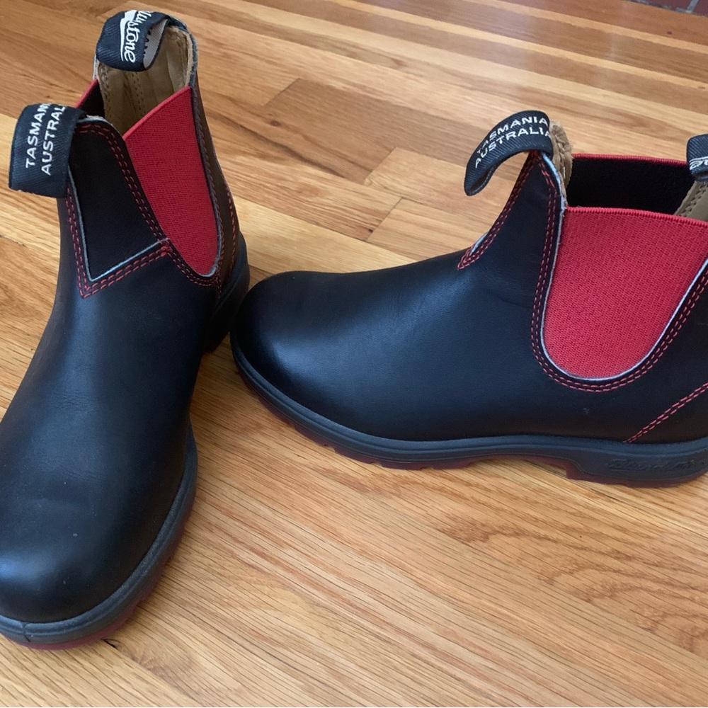 Black & Red Blundstone Ankle Boots
